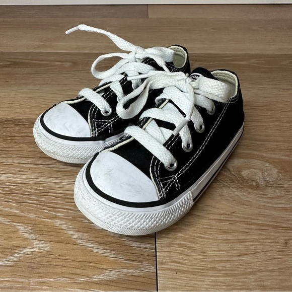 Converse Toddler Unisex Size 6 Chuck Taylor All Star Low-Top Sneakers - Picture 3 of 10